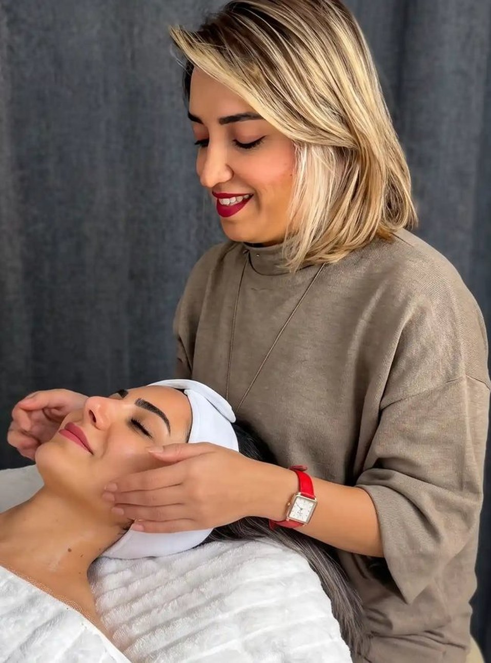 Sahar bei einer Gesichtsbehandlung im Studio Bites of Beauty